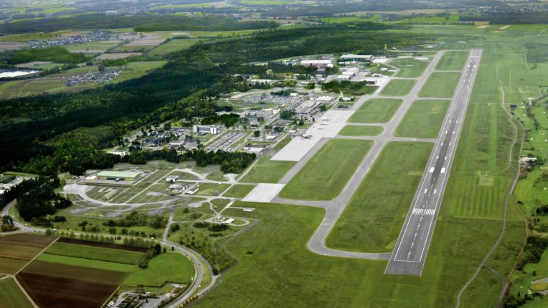 Der Flughafen Karlsruhe/Baden-Baden ist der zweitgrößte Verkehrsflughafen in Baden-Württemberg.