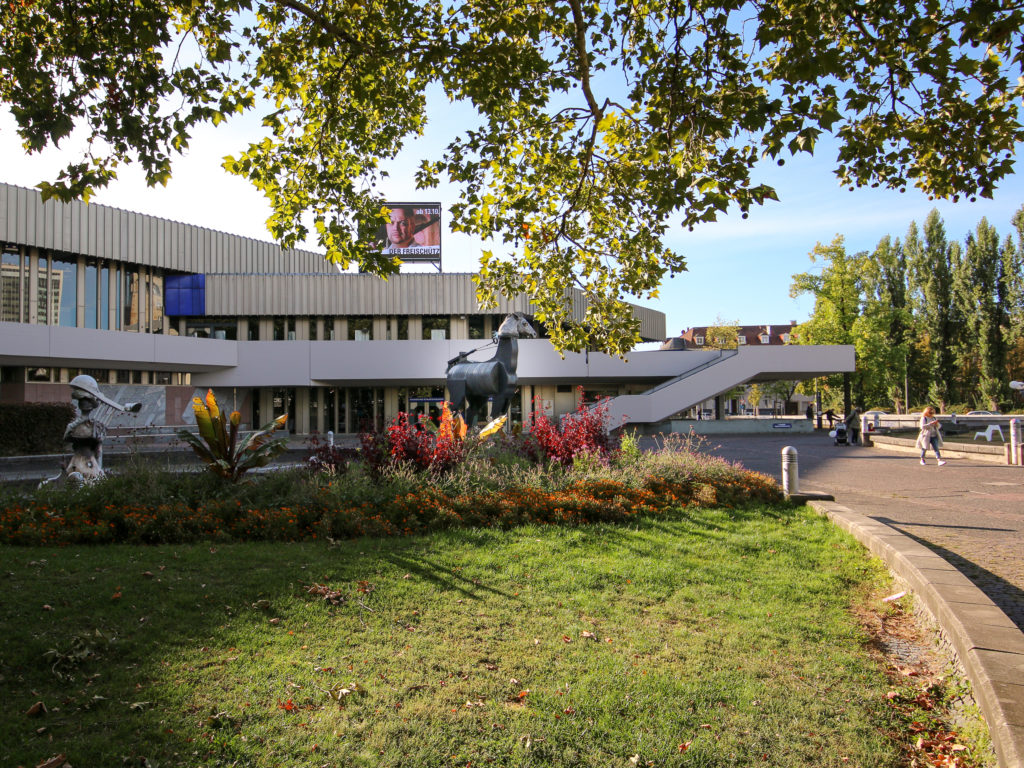 Am Badischen Staatstheater kann ebenfalls geparkt werden.