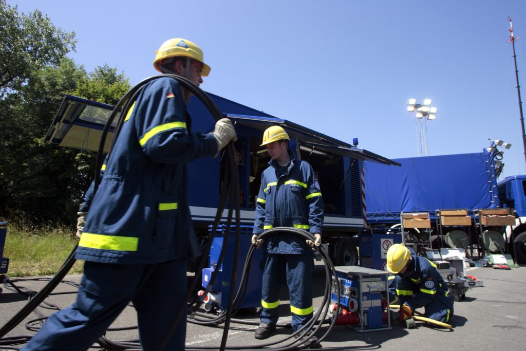 THW - Technisches Hilfswerk.