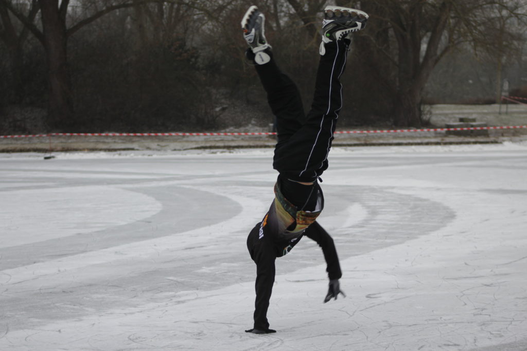 Handstand auf der Eisfl&auml;che.