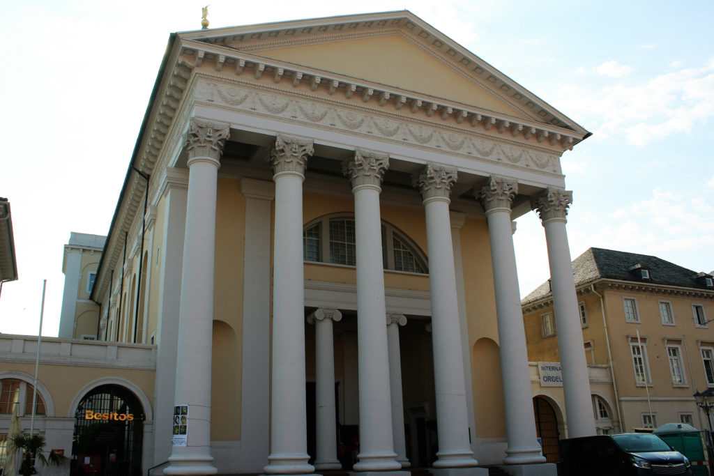 Die Evangelische Stadtkirche in Karlsruhe steht auf dem Marktplatz im Herzen der Stadt.