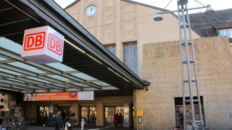 Der Haupteingang am Karlsruher Hauptbahnhof.