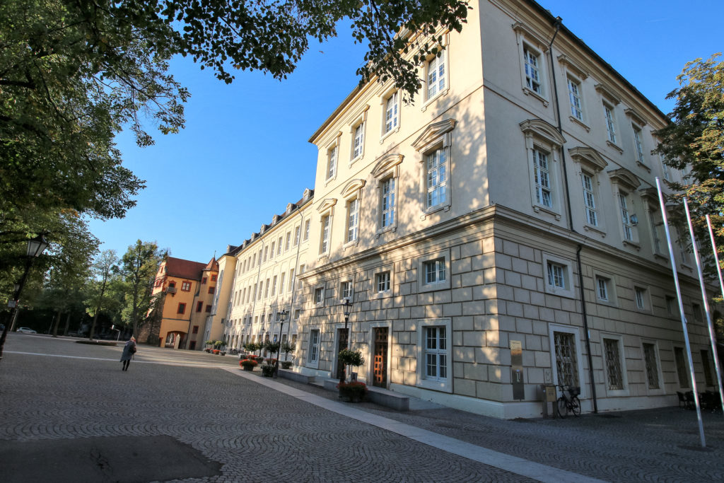 In der Karlsburg in Durlach befindet sich eine Bibliothek.