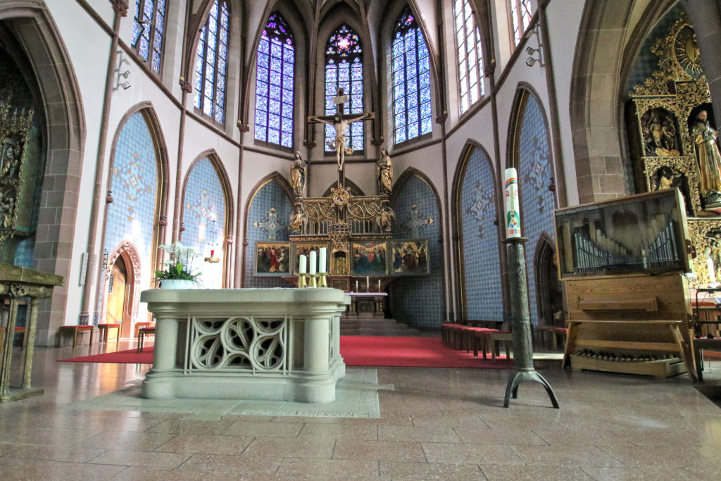 Die Kirche St. Bernhard ist eine r&ouml;misch-katholische Pfarrkirche im neugotischen Stil.