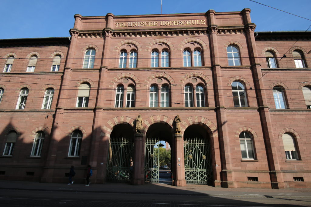 Der Haupteingang zum KIT.