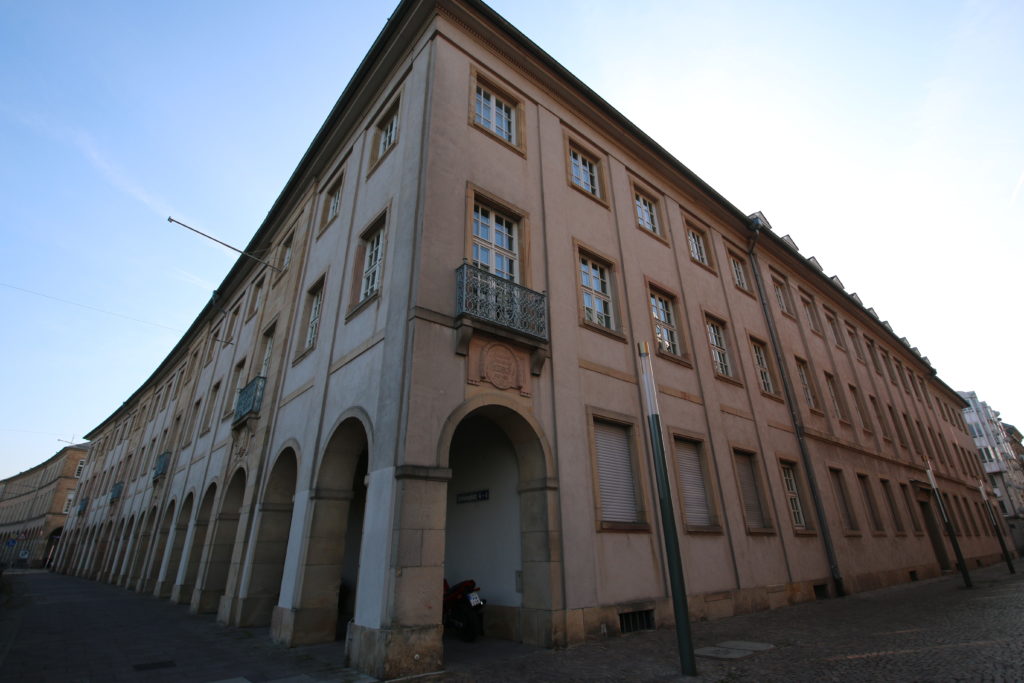 Regierungspr&auml;sidium Karlsruhe am Schlossplatz.