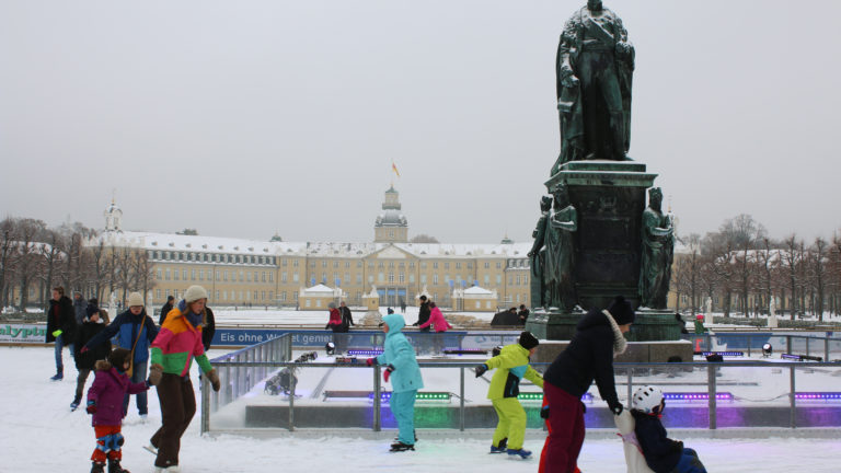 Die Stadtwerke Eiszeit am Karlsruher Schloss