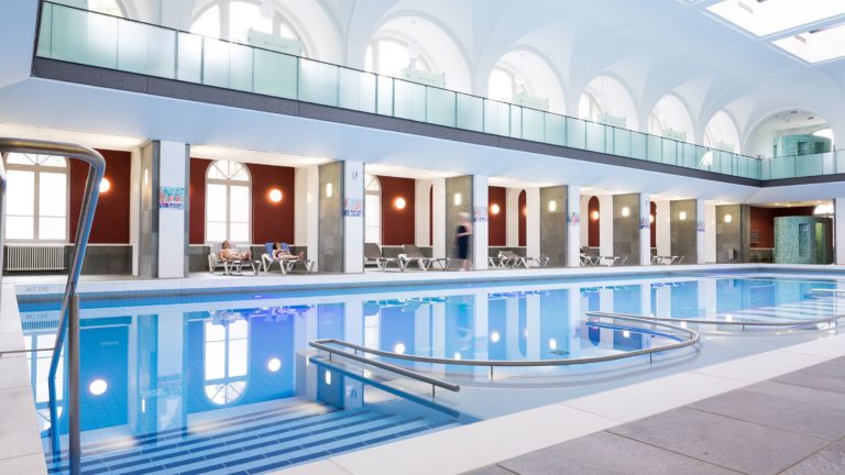 Schwimmhalle der Therme Vierordtbad in Karlsruhe.