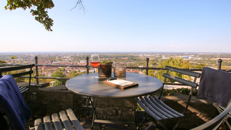 Bei Anders auf dem Turmberg kann über die Dächer Karlsruhes geschaut werden.