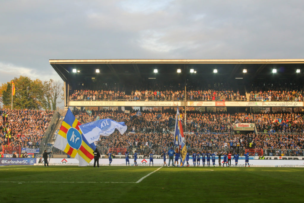 Abschied Wildparkstadion - Spieler und Fans