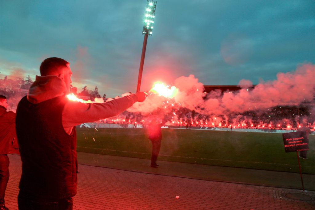 Pyro beim Abschied des Wildparkstadions.