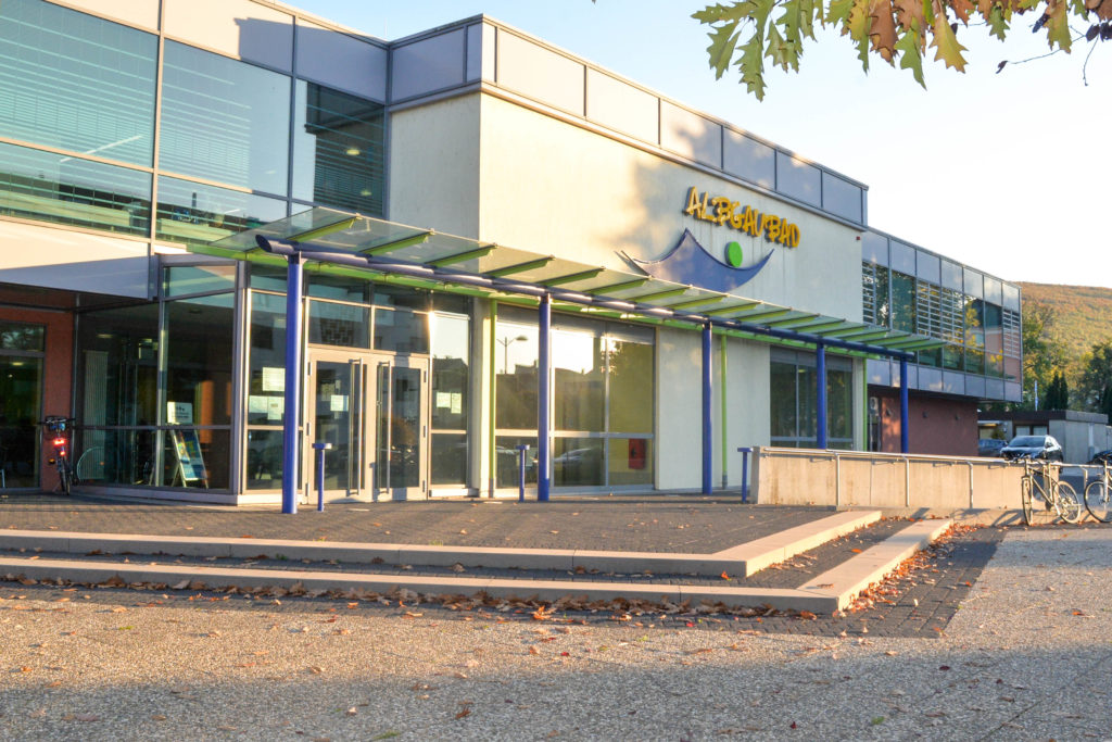 Der Haupteingang des Albgaubades in Ettlingen.