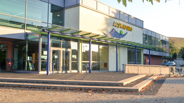 Der Haupteingang des Albgaubades in Ettlingen.