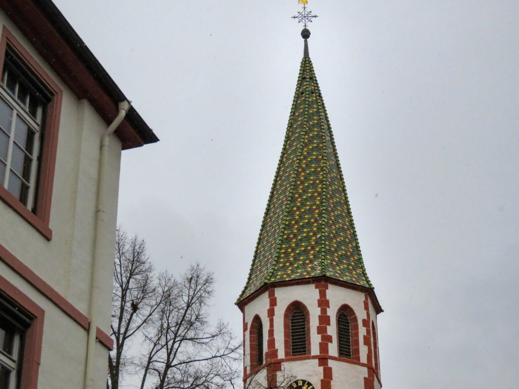 Gedrehter Kirchturm in Gr&ouml;tzingen
