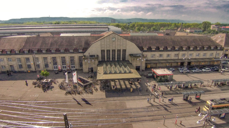 Der Taxistand am Karlsruher Hauptbahnhof befindet sich direkt am Haupteingang.