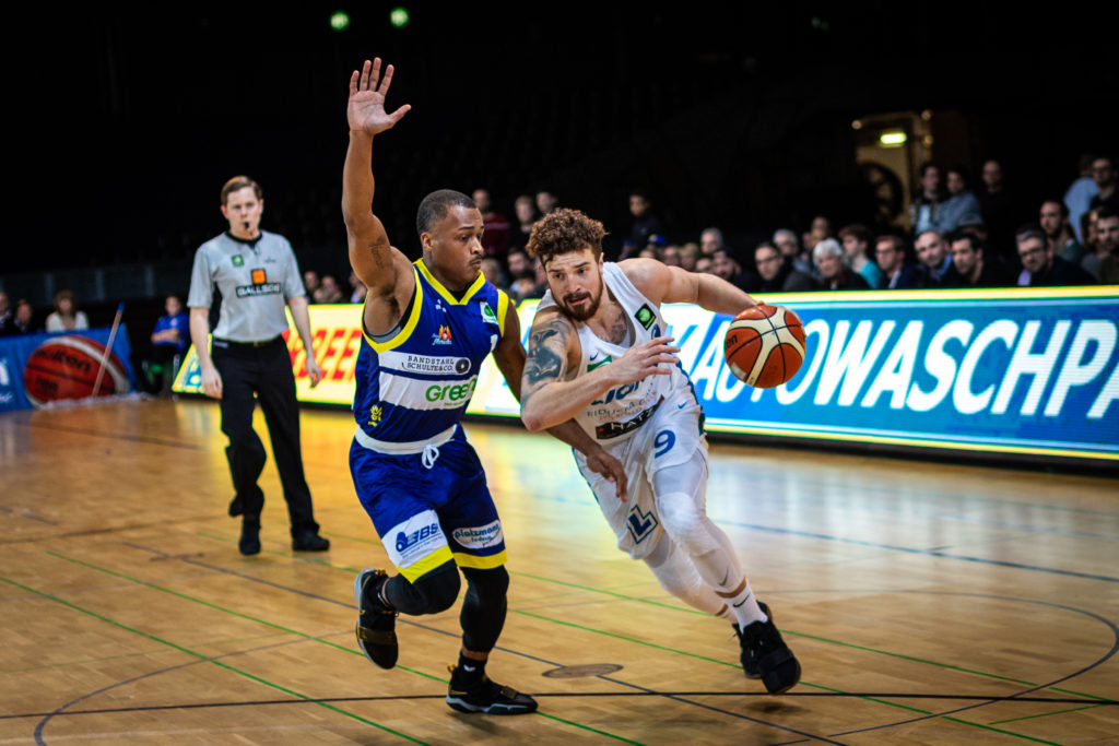 Im Angriff am Ball Dominique Johnson (PSK Lions #9) gegen Kristopher Ladon Fullwood-Davis (Phoenix Hagen #1)