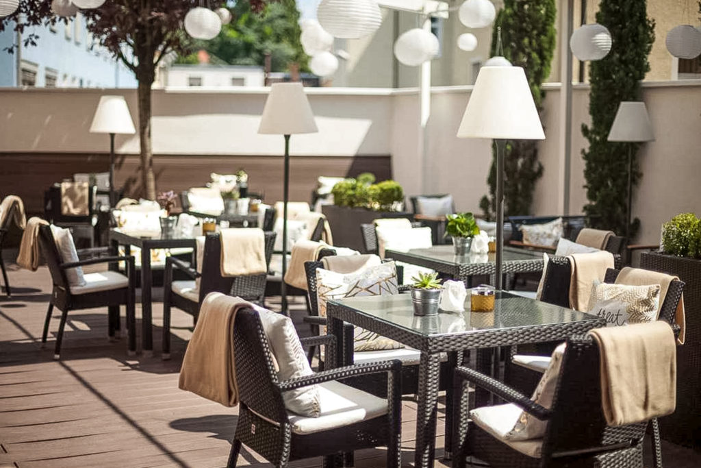 Die Terrasse der Santo&acute;s Cocktailbar.