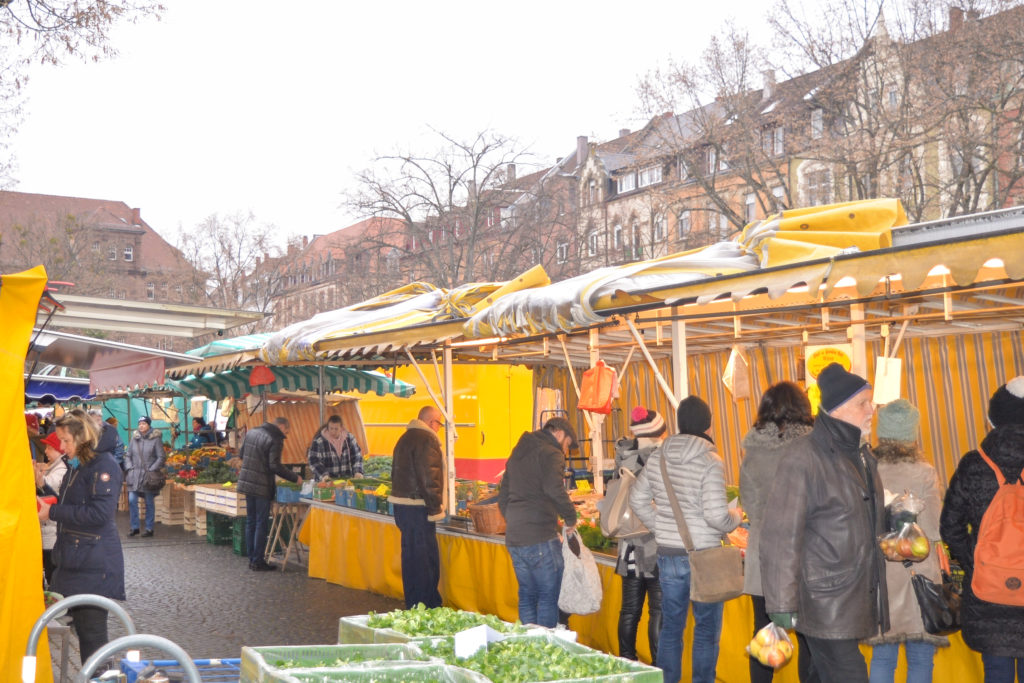 Der Wochenmarkt am Gutenbergplatz. 