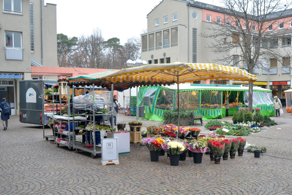 Der Wochenmarkt im Waldstadtzentrum.