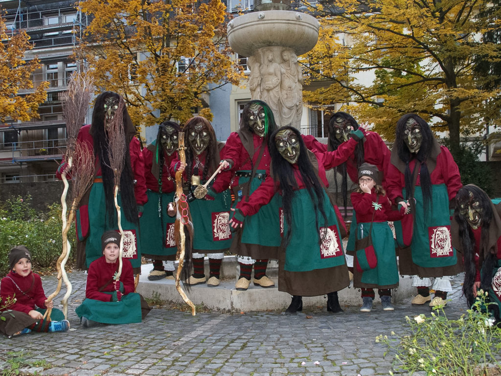 Gro&szlig;e und kleine Durlacher Dornwaldhexen.