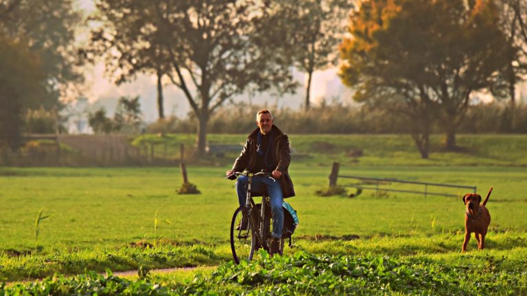 Mann-mit-Hund-faehrt-Fahrrad-pixabay