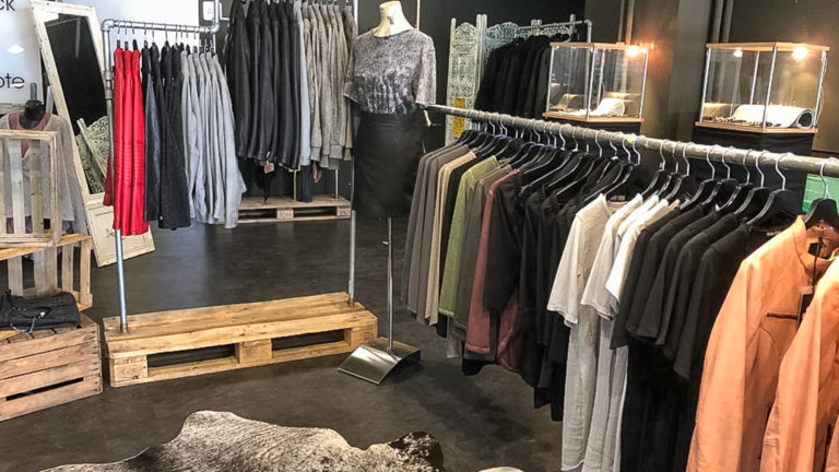 Damenmode im Riaz Dan Pop-up-Store.