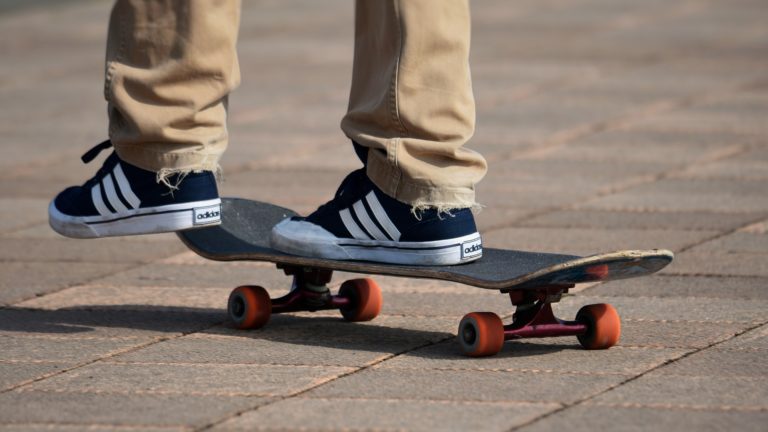 skater-auf-einem-skatboard-pixabay