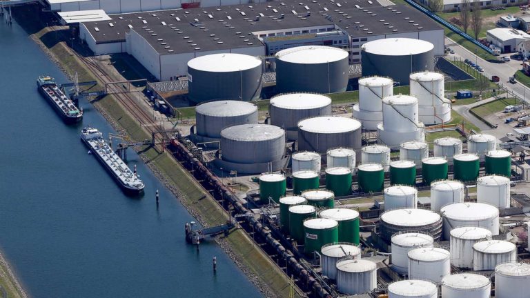 Lagerfläche am Rhein in Karlsruhe.