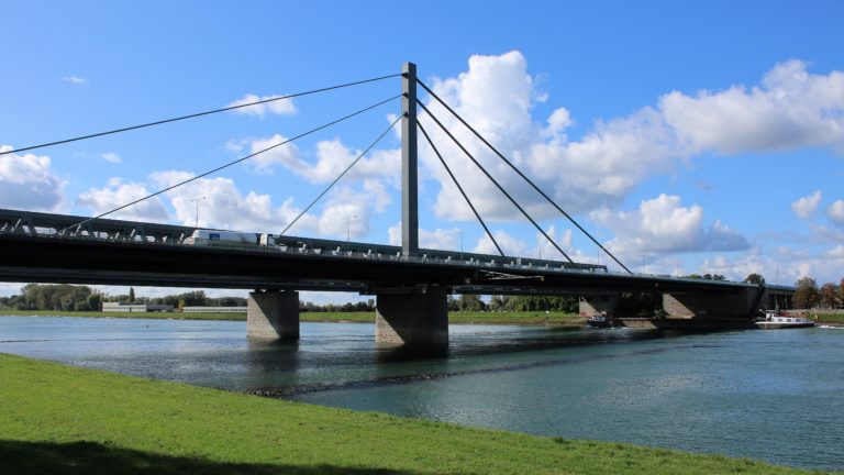 Die Rheinbrücke bei Karlsruhe