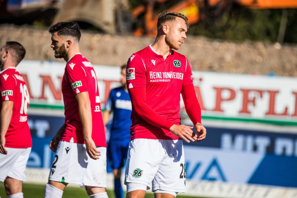 Marcel Franke (Hannover 28) verschuldet einen Elfmeter f&uuml;r Karlsruhe