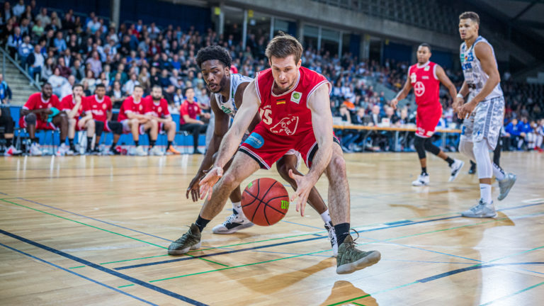 Tim Schönborn (Bayer Giants Leverkusen 15) rettet den Ball im Zweikampf.