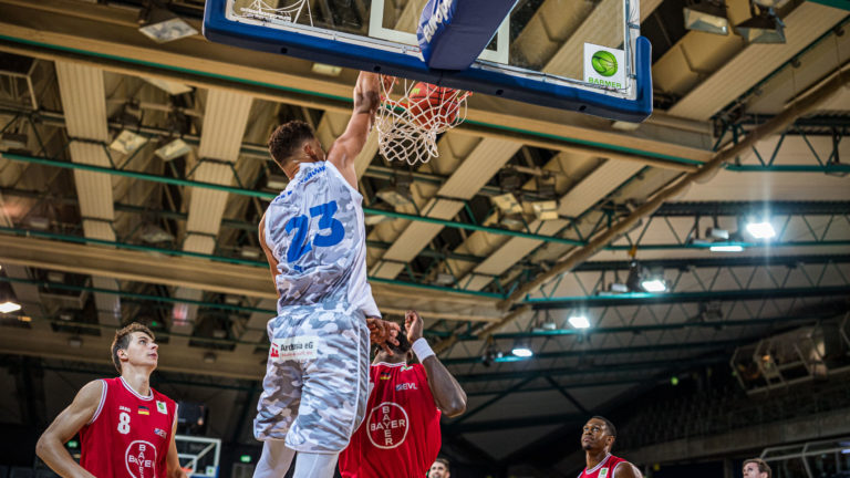Maurice Pluskota (PSK Lions #23) punktet mit einem Wurf im Sprung.