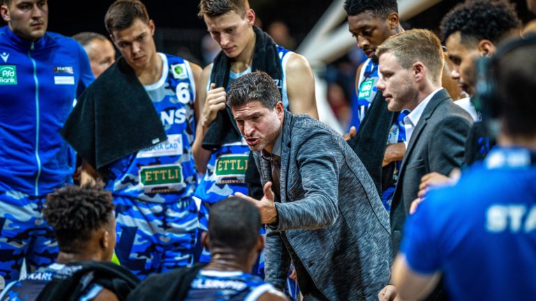 Ivan Rudez (PSK Lions Trainer) instruiert zur Spielpause die Mannschaft.