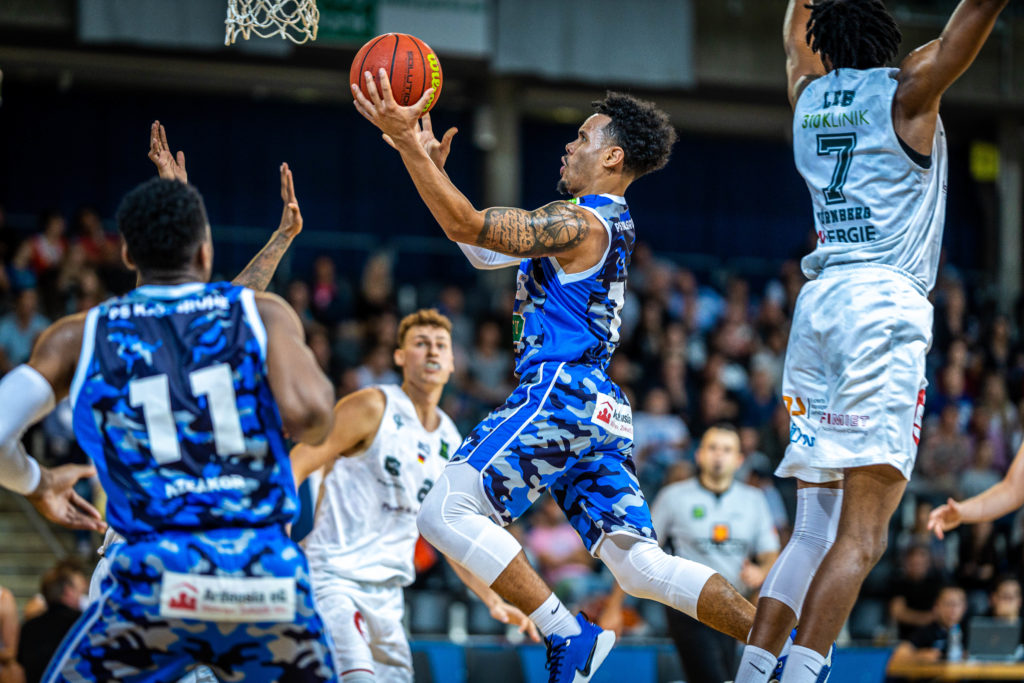 Daniel Norl (PSK Lions #13) im Sprung zum Wurf nach dem Duell mit William Lee (Nürnberg Falcons 7)