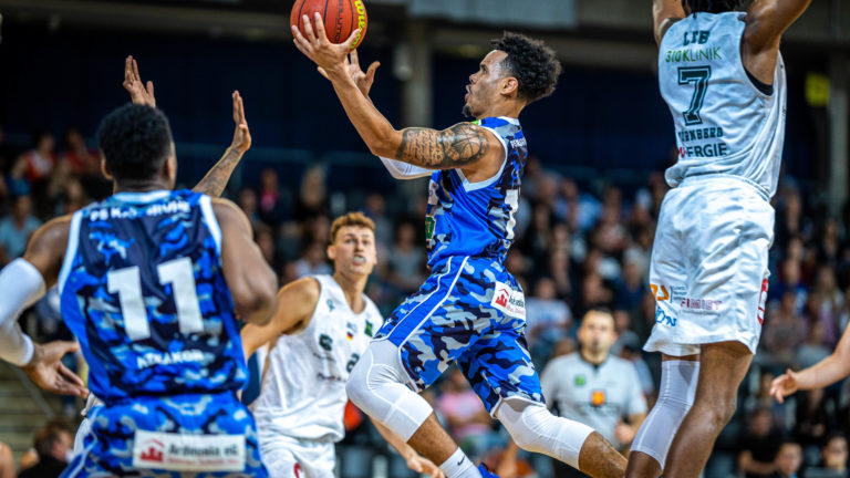 Daniel Norl (PSK Lions #13) im Sprung zum Wurf nach dem Duell mit William Lee (Nürnberg Falcons 7)