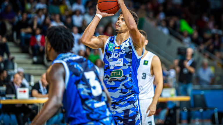 Maurice Pluskota (PSK Lions #23) beim Freiwurf.