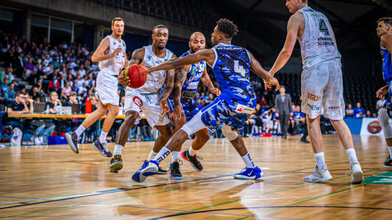 Justin Gordon (PSK Lions #4) im Duell mit Duane Wilson (Nürnberg Falcons 1) um den Ball kurz vor Spielende bei knappen
