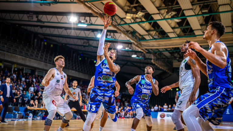 Daniel Norl (PSK Lions #13) wirft kurz vor Spielende wichtige Punkte. | Quelle: TMC-Fotografie.de/Tim Carmele