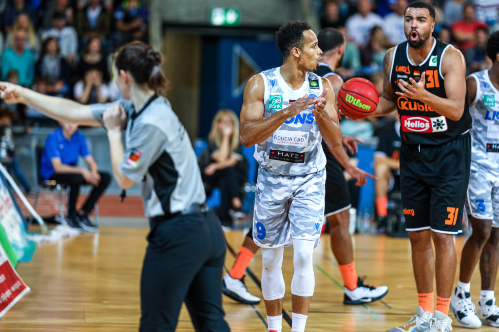 Yasin Kolo (Schwenningen 31) reklamiert eine Schiedsrichterentscheidung, Esosa Kelvin Okundaye (PSK Lions #9) jubelt.