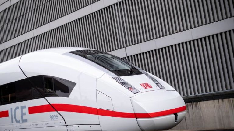 Ein neuer ICE-4 der Deutschen Bahn steht im Hauptbahnhof Düsseldorf