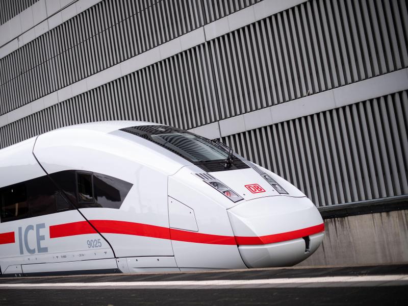 Ein neuer ICE-4 der Deutschen Bahn steht im Hauptbahnhof D&uuml;sseldorf