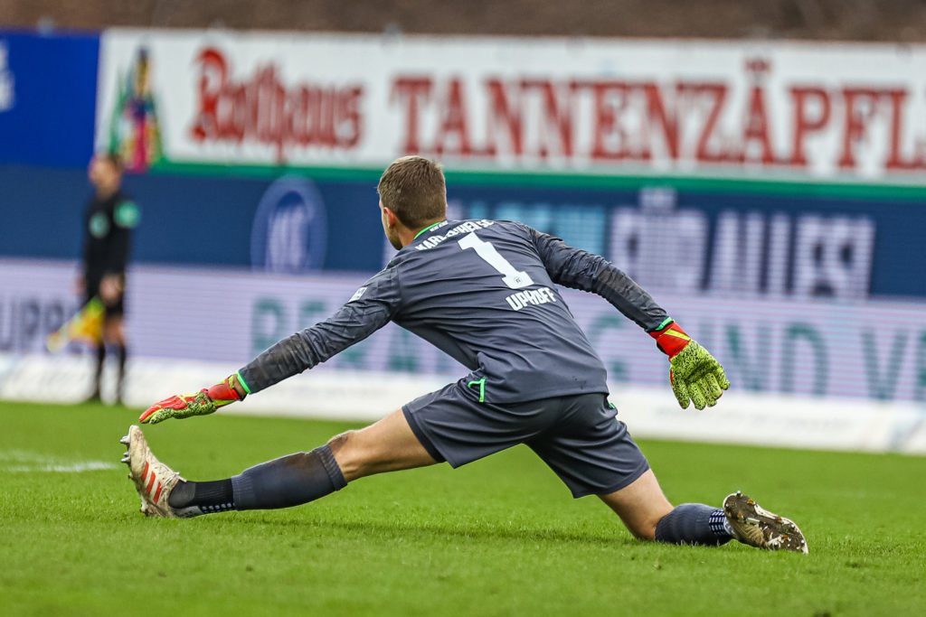 Torwart Benjamin Uphoff (KSC 1) vor dem Tor.