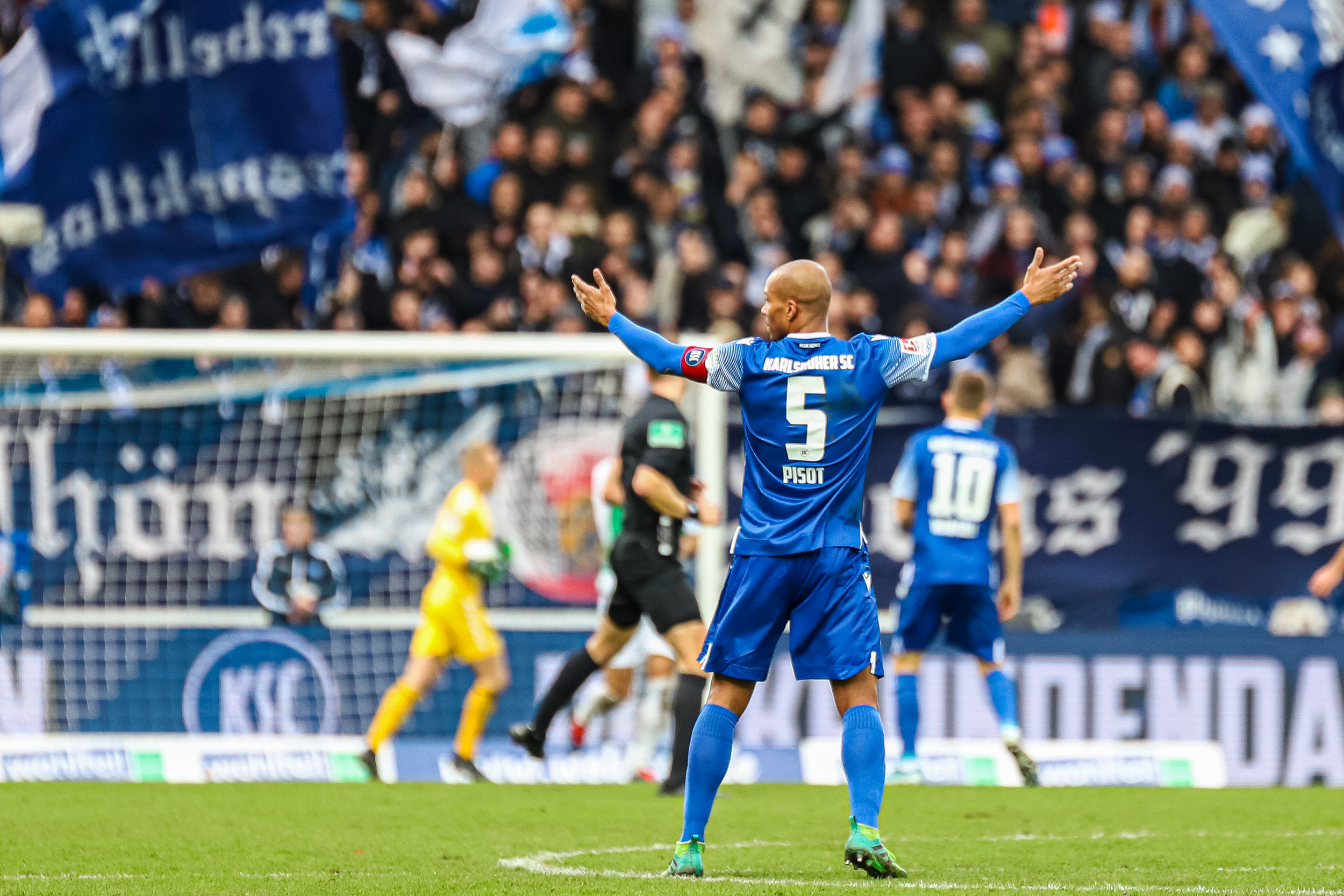 David Pisot (KSC 5) hebt voller Unverst&auml;ndnis die Arme)