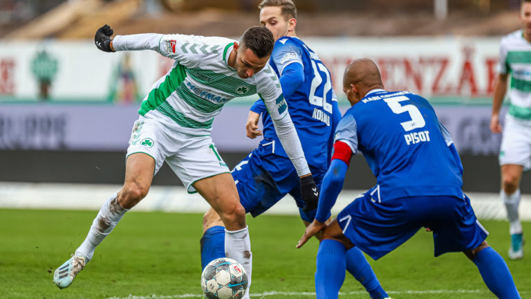 Torschütze Branimir Hrgota (Greuther Fürth 17) im Zweikampf gegen David Pisot (KSC 5)