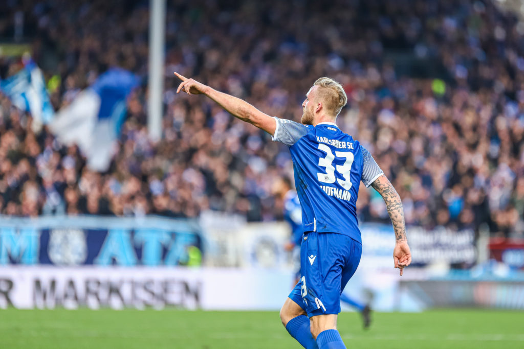 Philipp Hofmann (KSC 33) Jubelt zu seinem 1:1 Ausgleich.