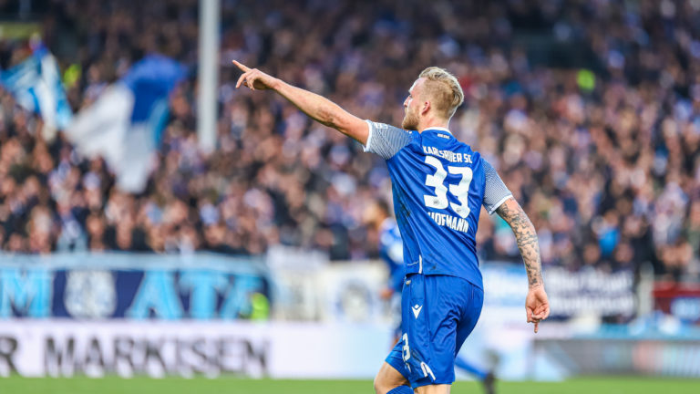 Philipp Hofmann (KSC 33) Jubelt zu seinem 1:1 Ausgleich.