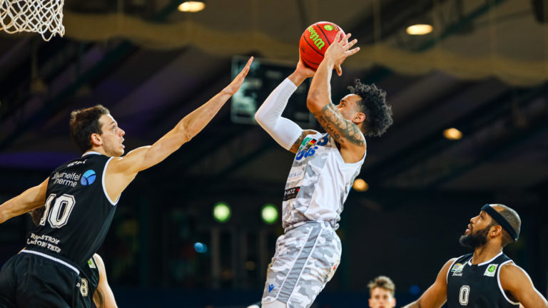 Quinton Marcus Stroman (PSK Lions 3) springt mit dem Ball zum Punktewurf