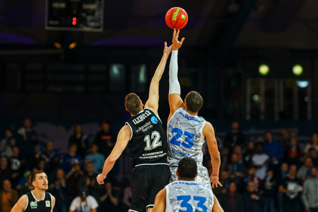 Sprungball zu Spielbeginn