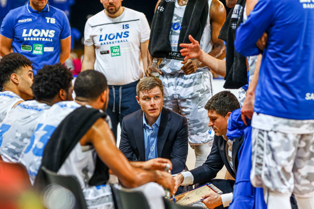 Ivan Rudez (PSK Lions Trainer) gibt Spielanweisungen am Taktikboard zur Spielpause.