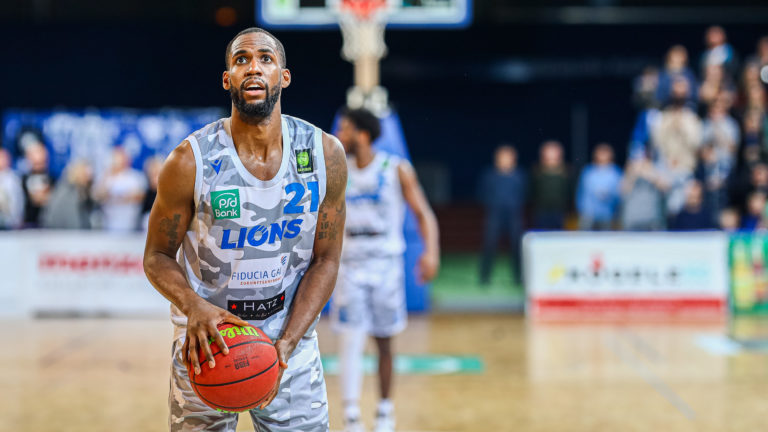 Orlando Isaiah Parker (PSK Lions 21) beim Freiwurf